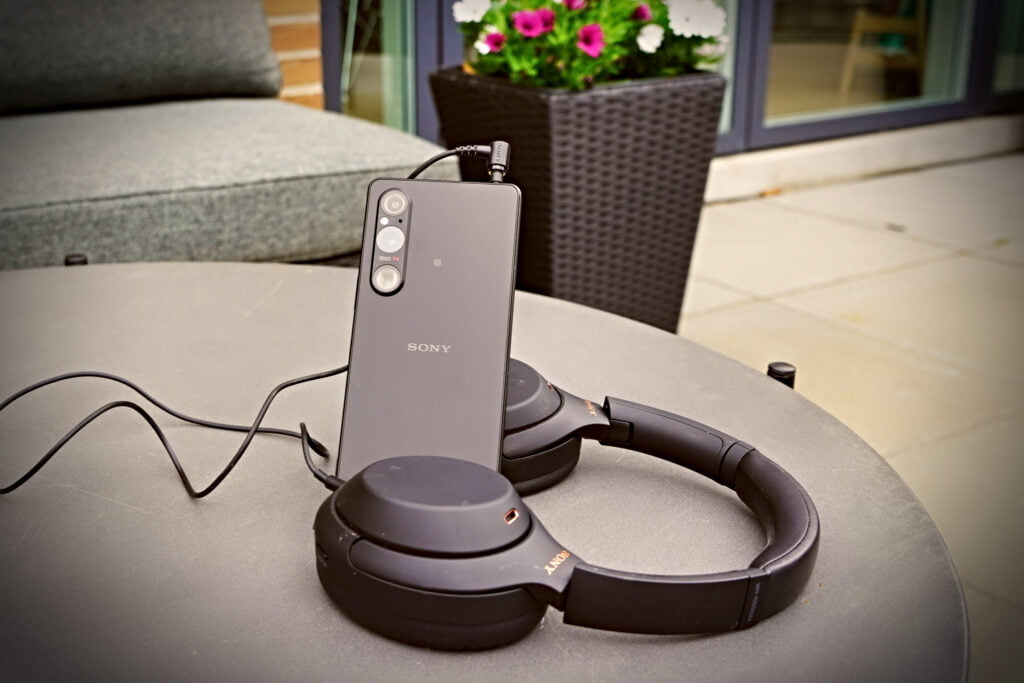 Sony Xperia 1 V og Sony WH-1000XM4